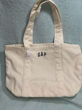 GAP Canvas Arch Logo Tote Bag in Cream